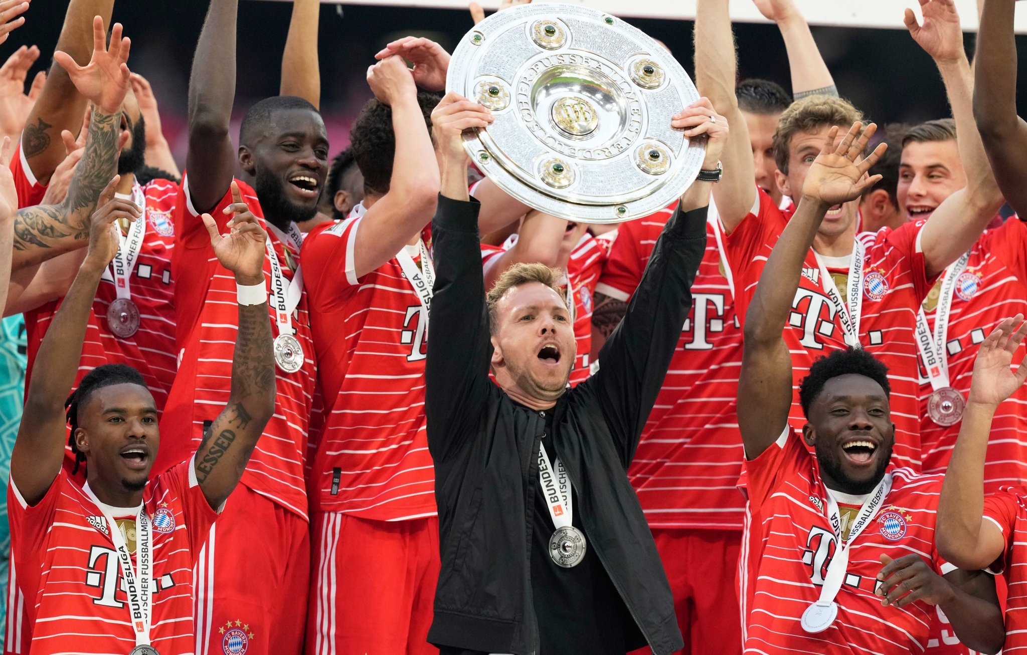 欧冠烽火：拜仁慕尼黑的王者征途与战术革新